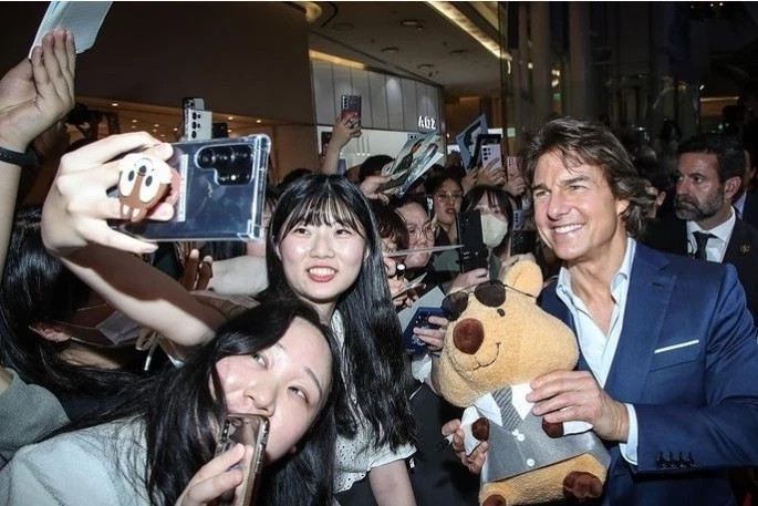 nguoi-ham-mo-chup-anh-voi-Tom-Cruise 5 người nổi tiếng không dùng iPhone và lý do bất ngờ