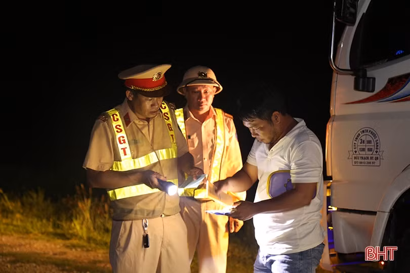 Công an Hà Tĩnh lập chốt kiểm tra chấp hành giao thông trên đường ven biển