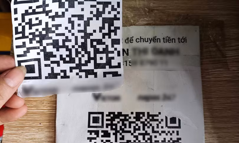 Cửa hàng mất tiền vì bị dán đè mã QR