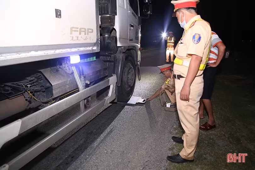 Công an Hà Tĩnh lập chốt kiểm tra chấp hành giao thông trên đường ven biển