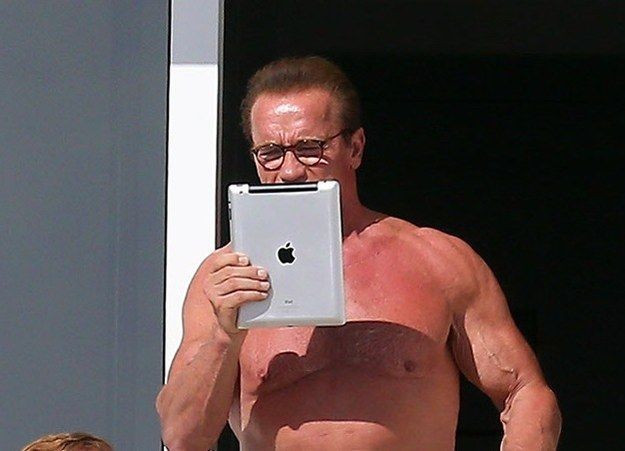 Arnold-Schwarzenegger 5 người nổi tiếng không dùng iPhone và lý do bất ngờ