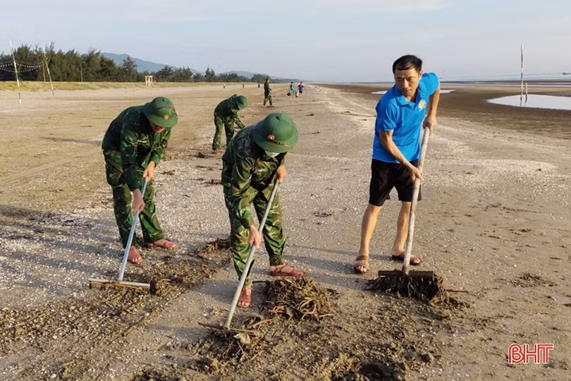 Dọn rác trên bãi biển Lộc Hà sau những ngày thời tiết biến động