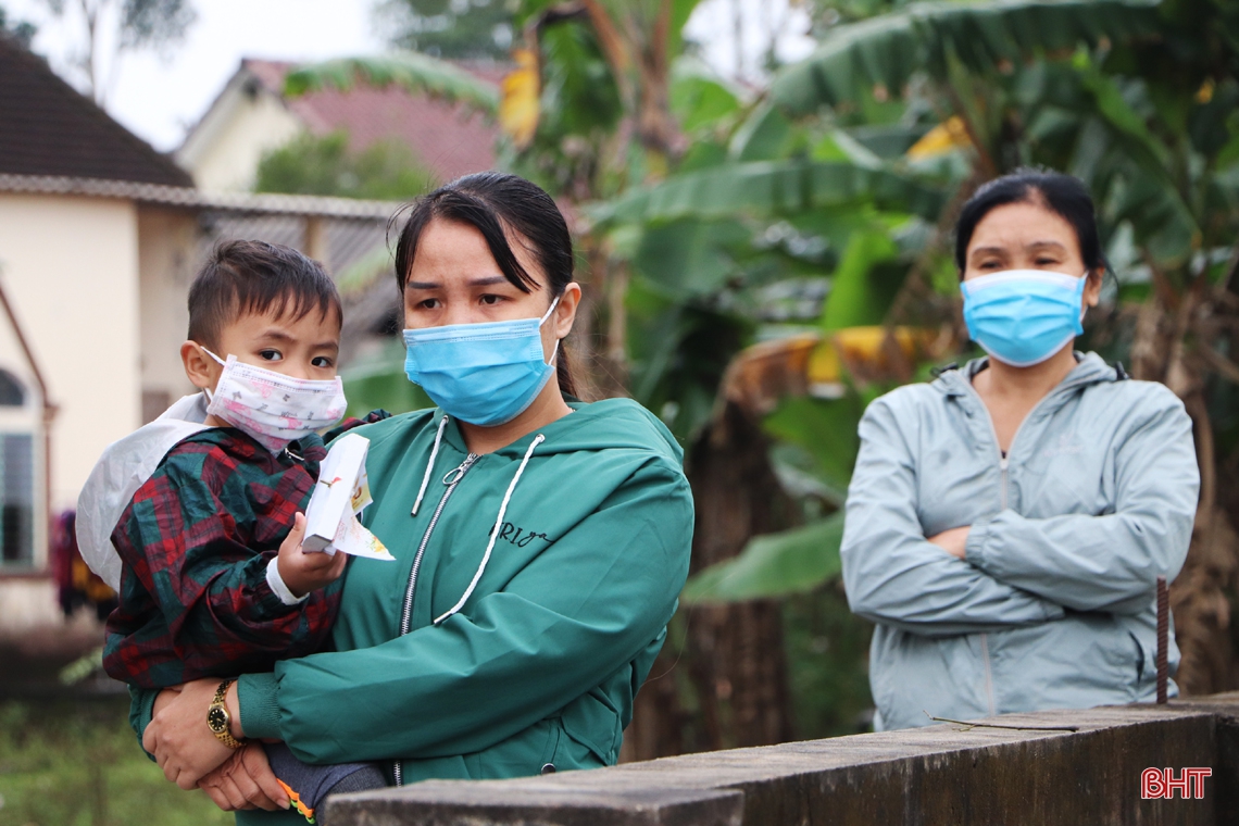 Dồn lực lấy mẫu xét nghiệm cho 278 trường hợp liên quan đến ca nhiễm COVID-19 ở Vũ Quang