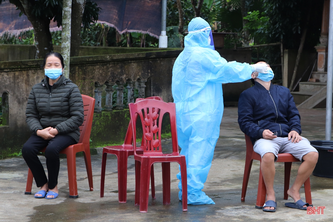 Dồn lực lấy mẫu xét nghiệm cho 278 trường hợp liên quan đến ca nhiễm COVID-19 ở Vũ Quang