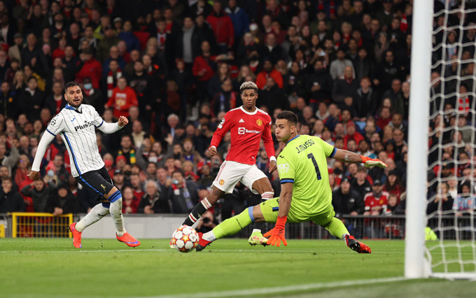 Ronaldo giúp Man United ngược dòng thần kỳ