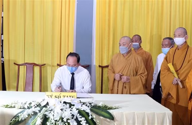 Lãnh đạo viếng, gửi vòng hoa viếng Đại lão Hòa thượng Thích Phổ Tuệ