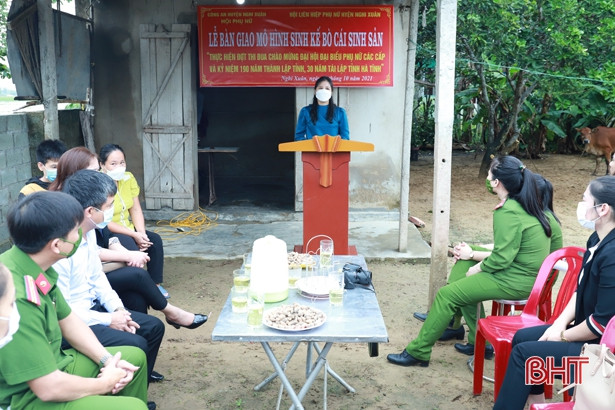 Trao bò sinh sản hỗ trợ phụ nữ khó khăn ở Nghi Xuân