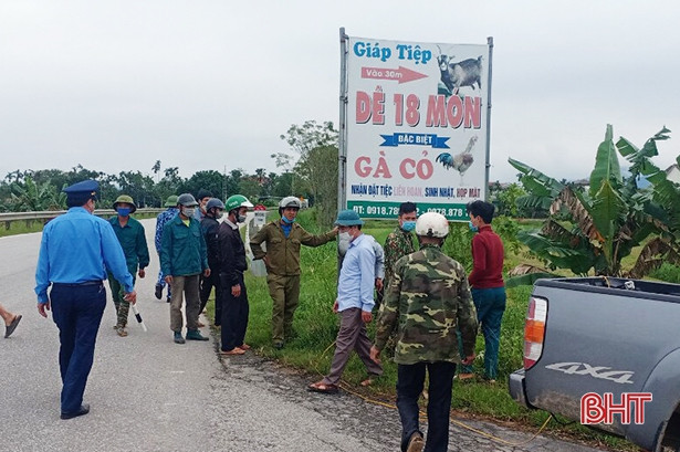 Tháo dỡ biển quảng cáo lấn chiếm hành lang QL8, đường Hồ Chí Minh