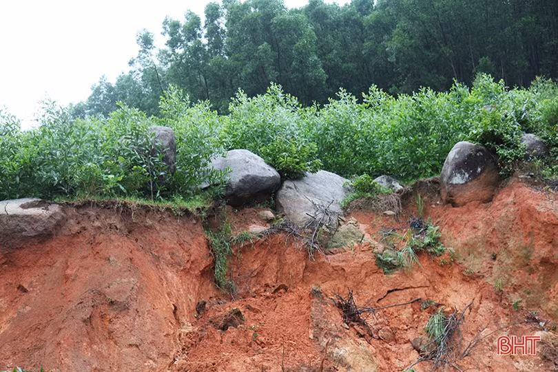 Khó khăn trong khắc phục đất đá sạt lở chắn ngang các tuyến đường ở Hà Tĩnh