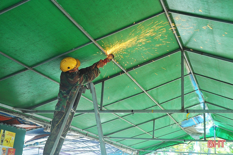 Tiểu thương tháo dỡ ki-ốt, bàn giao mặt bằng cải tạo hồ Bình Sơn ở phố núi Hà Tĩnh
