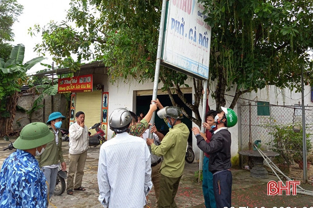 Tháo dỡ biển quảng cáo lấn chiếm hành lang QL8, đường Hồ Chí Minh