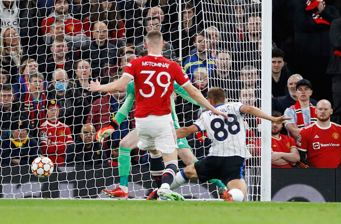 Ronaldo giúp Man United ngược dòng thần kỳ