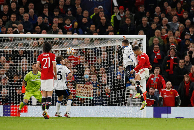 Ronaldo giúp Man United ngược dòng thần kỳ