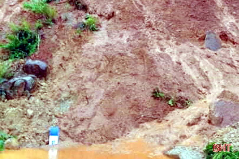 Sạt lở núi, đường Thạch Khê - Vũng Áng, tỉnh lộ 551 ở huyện Kỳ Anh không thể lưu thông