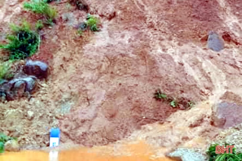 Sạt lở núi, đường Thạch Khê - Vũng Áng, tỉnh lộ 551 ở huyện Kỳ Anh không thể lưu thông