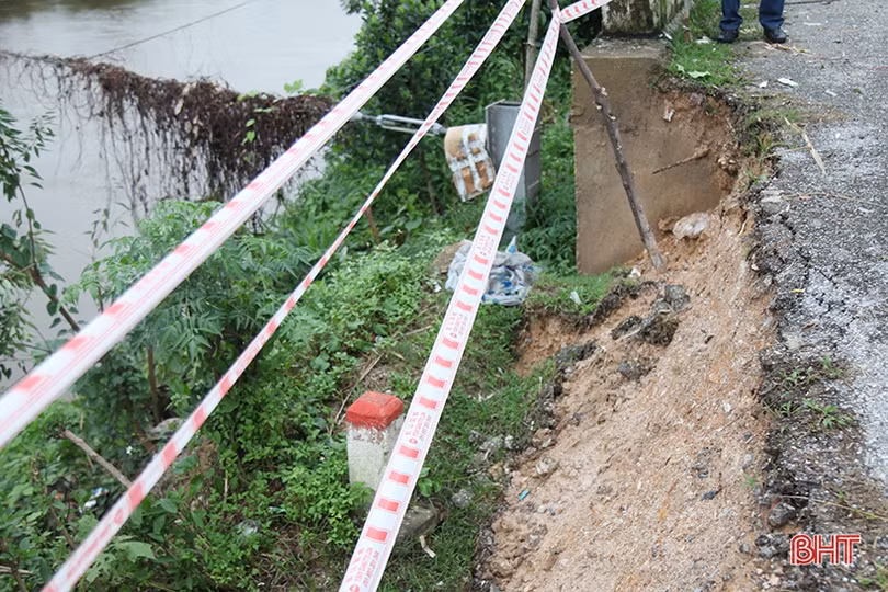 Hơn 3 năm, chưa khắc phục điểm sạt lở trên đường trục xã ở Vũ Quang