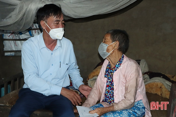 Cẩm Xuyên tặng gần 700 suất quà cho người cao tuổi hoàn cảnh khó khăn