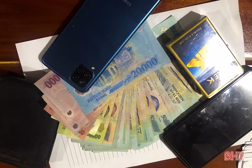 Bắt quả tang 4 đối tượng đang đánh bạc ở Đức Thọ