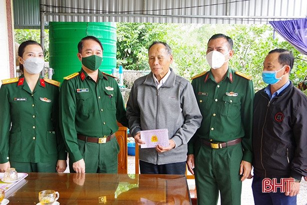 Bộ CHQS tỉnh tặng quà các gia đình từng trực tiếp tham gia mở đường Hồ Chí Minh trên biển