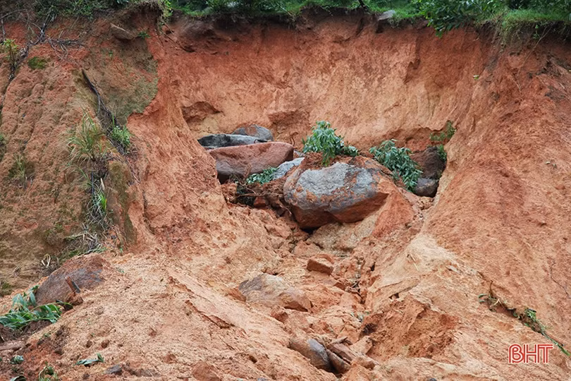 Khó khăn trong khắc phục đất đá sạt lở chắn ngang các tuyến đường ở Hà Tĩnh