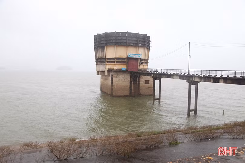 Dung tích hồ Kẻ Gỗ còn 256/345 triệu m<sup>3</sup>, vẫn đang đóng tràn