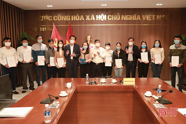 Nghi Xuân trao quyết định tiếp nhận 15 công chức, viên chức
