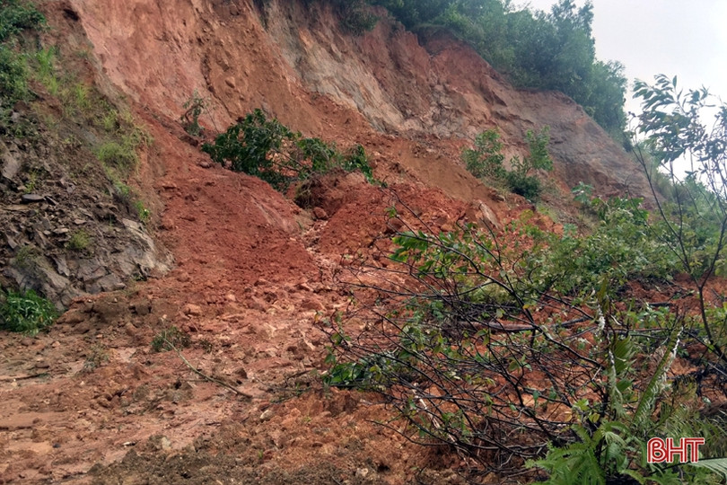 Sạt lở núi, đường Thạch Khê - Vũng Áng, tỉnh lộ 551 ở huyện Kỳ Anh không thể lưu thông