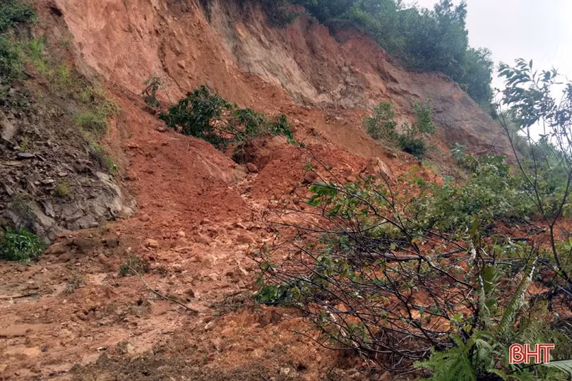 Sạt lở núi, đường Thạch Khê - Vũng Áng, tỉnh lộ 551 ở huyện Kỳ Anh không thể lưu thông