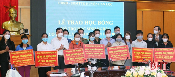 Can Lộc trao hỗ trợ 8 học sinh trúng tuyển đại học gặp hoàn cảnh khó khăn