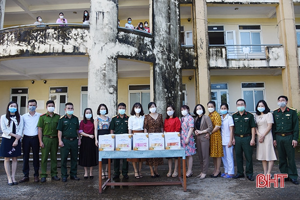 Tặng quà các thai phụ đang cách ly tập trung tại KTX Đại học Hà Tĩnh
