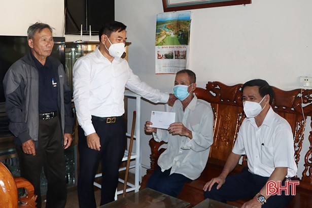 Cẩm Xuyên tặng gần 700 suất quà cho người cao tuổi hoàn cảnh khó khăn