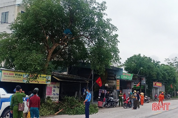 Tháo dỡ biển quảng cáo lấn chiếm hành lang QL8, đường Hồ Chí Minh