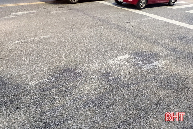 Vạch kẻ đường bong tróc tại nhiều giao lộ ở TP Hà Tĩnh