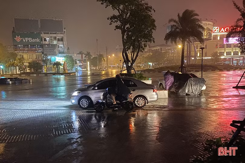 Tìm nơi gửi “xế hộp” trong đêm ở TP Hà Tĩnh