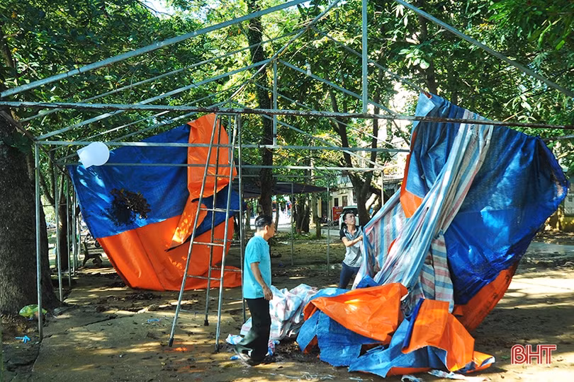 Tiểu thương tháo dỡ ki-ốt, bàn giao mặt bằng cải tạo hồ Bình Sơn ở phố núi Hà Tĩnh