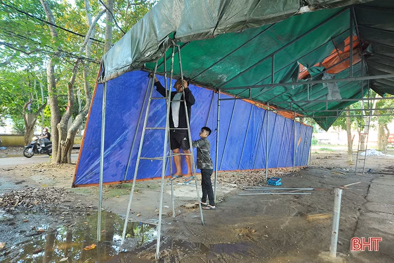 Tiểu thương tháo dỡ ki-ốt, bàn giao mặt bằng cải tạo hồ Bình Sơn ở phố núi Hà Tĩnh