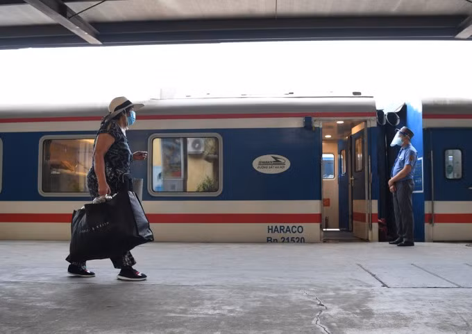 Hàng không, đường sắt mở bán vé chặng mới