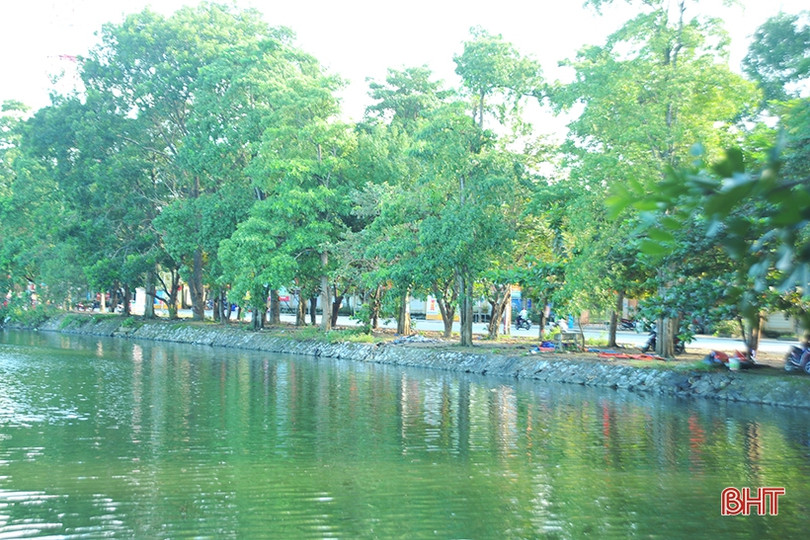 Tiểu thương tháo dỡ ki-ốt, bàn giao mặt bằng cải tạo hồ Bình Sơn ở phố núi Hà Tĩnh