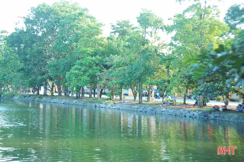 Tiểu thương tháo dỡ ki-ốt, bàn giao mặt bằng cải tạo hồ Bình Sơn ở phố núi Hà Tĩnh