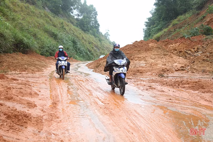 Khó khăn trong khắc phục đất đá sạt lở chắn ngang các tuyến đường ở Hà Tĩnh