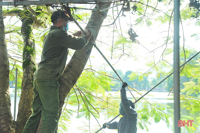 Tiểu thương tháo dỡ ki-ốt, bàn giao mặt bằng cải tạo hồ Bình Sơn ở phố núi Hà Tĩnh