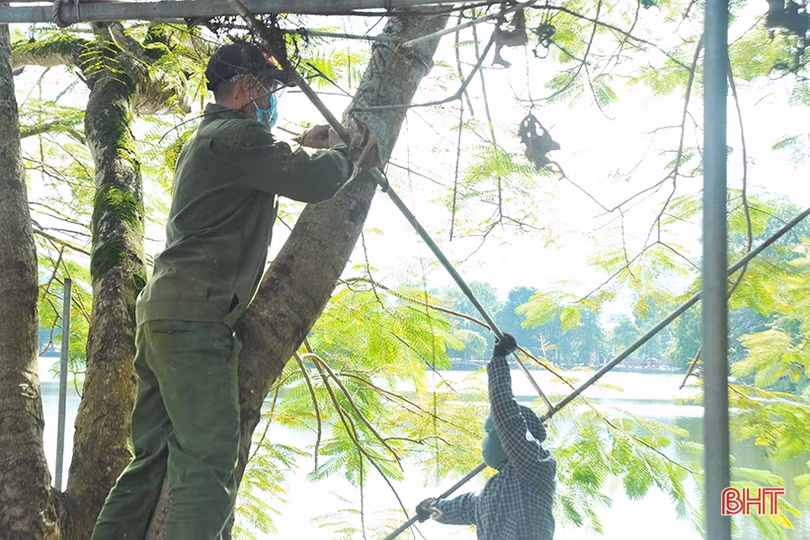 Tiểu thương tháo dỡ ki-ốt, bàn giao mặt bằng cải tạo hồ Bình Sơn ở phố núi Hà Tĩnh