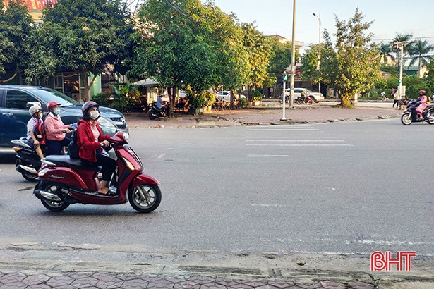 Vạch kẻ đường bong tróc tại nhiều giao lộ ở TP Hà Tĩnh