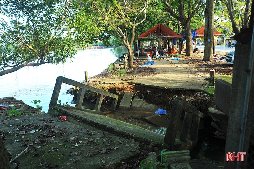 Tiểu thương tháo dỡ ki-ốt, bàn giao mặt bằng cải tạo hồ Bình Sơn ở phố núi Hà Tĩnh