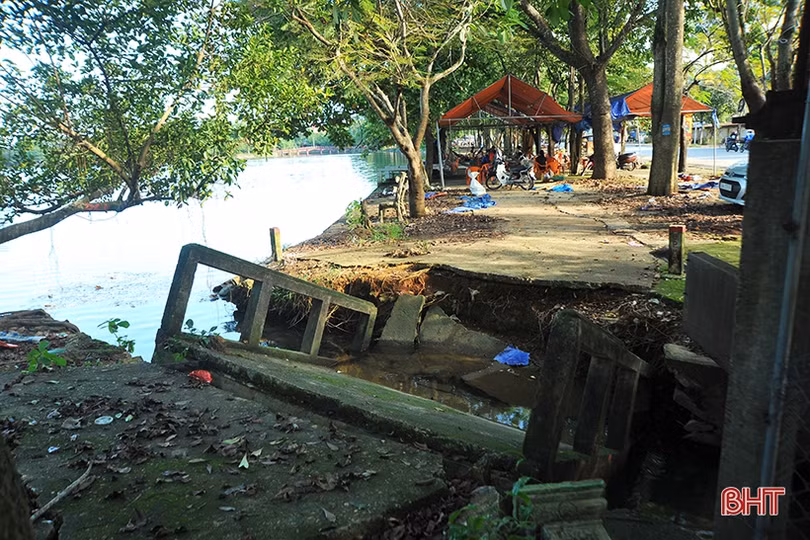 Tiểu thương tháo dỡ ki-ốt, bàn giao mặt bằng cải tạo hồ Bình Sơn ở phố núi Hà Tĩnh