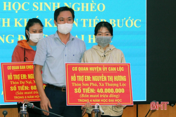 Can Lộc trao hỗ trợ 8 học sinh trúng tuyển đại học gặp hoàn cảnh khó khăn