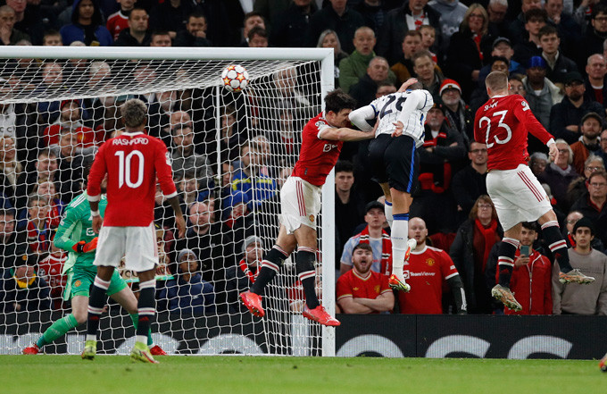 Ronaldo giúp Man United ngược dòng thần kỳ