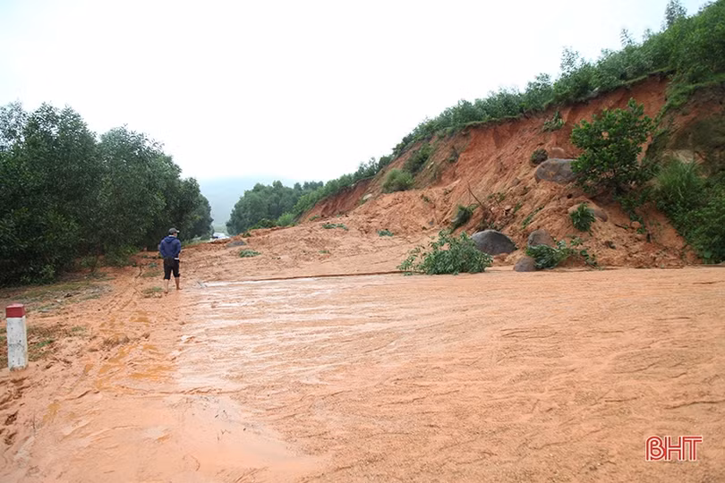 Khó khăn trong khắc phục đất đá sạt lở chắn ngang các tuyến đường ở Hà Tĩnh