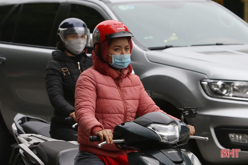 Người dân Hà Tĩnh khăn len, áo ấm đón đợt rét đầu mùa