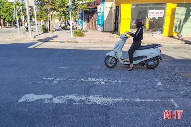 Vạch kẻ đường bong tróc tại nhiều giao lộ ở TP Hà Tĩnh